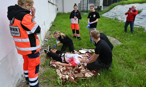 Studenci biorą udział w zadaniu z pierwszej pomocy